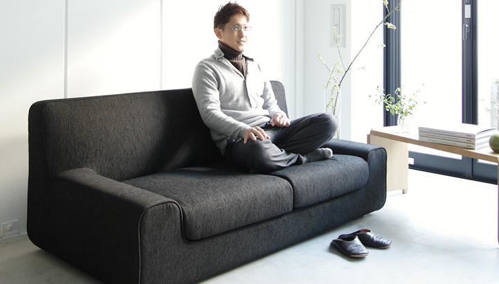 とっておきのリビングに「LIFE 2人掛けソファ」：デザイン｜日本を代表
