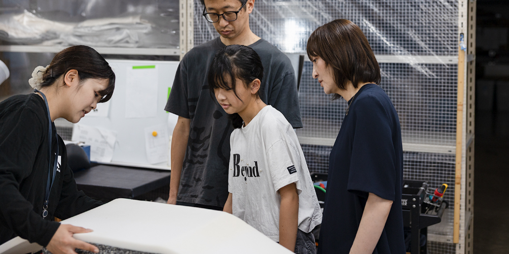 職人から説明を聞く様子
