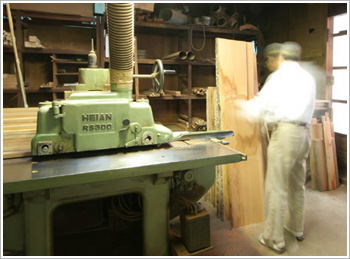 木工工場の機械「リップソウ」