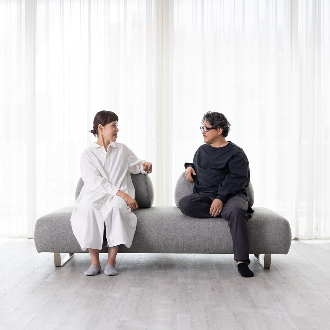Reposの座面に背クッションをひじ掛けと背もたれに使用する人