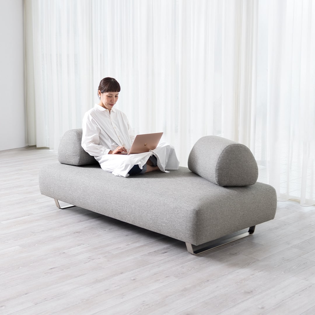 Reposの座面に背クッションをひじ掛けに使用する人