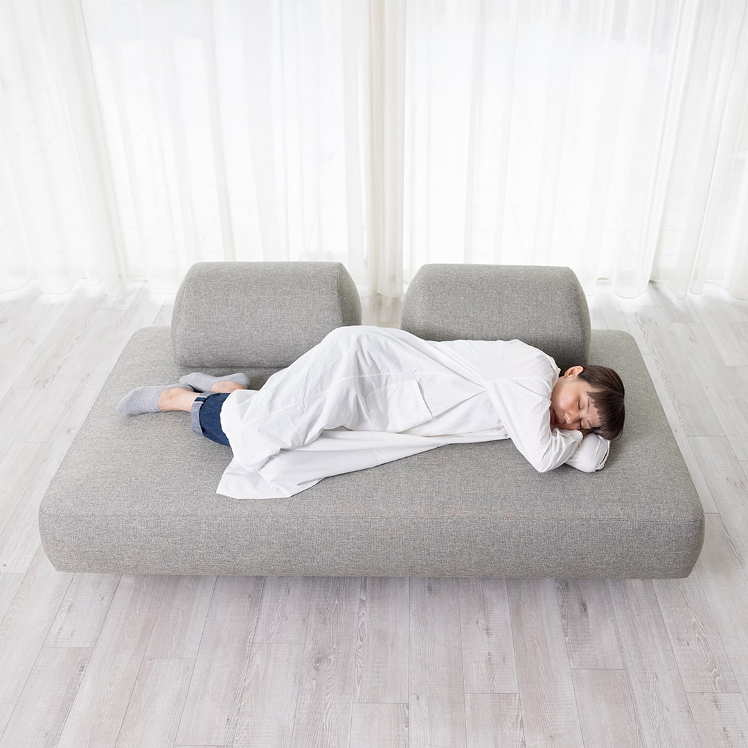 ナチュラルなお部屋に置かれ、斜め横から見たRepos