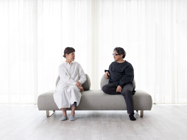 Reposに座って談笑する二人