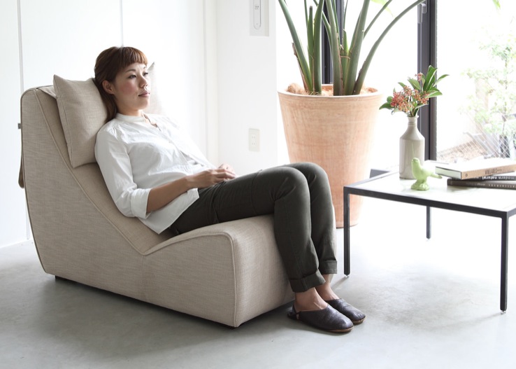 映画鑑賞にピッタリのソファ「Relaxed Sofa 1人掛けソファ」｜ソファ専門店 NOYES