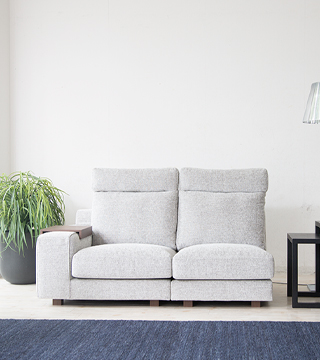 読書やTVをゆったり楽しむ-2人掛けソファ | 国産ソファブランド NOYES