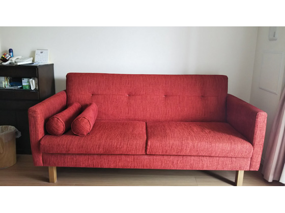 NOYES Volster Sofa  2.5人掛け どこか懐かしく、とても新しい。「Volster Sofa 2人掛けソファ」｜日本