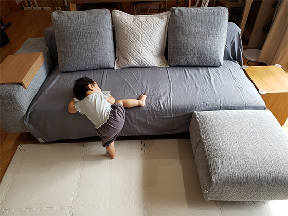 NOYES Sofa 100% 1人掛け ローソファ 床 フローリング 座布団 ソファのある暮らし - 大阪府 M.I様邸 | 国産ソファブランド NOYES