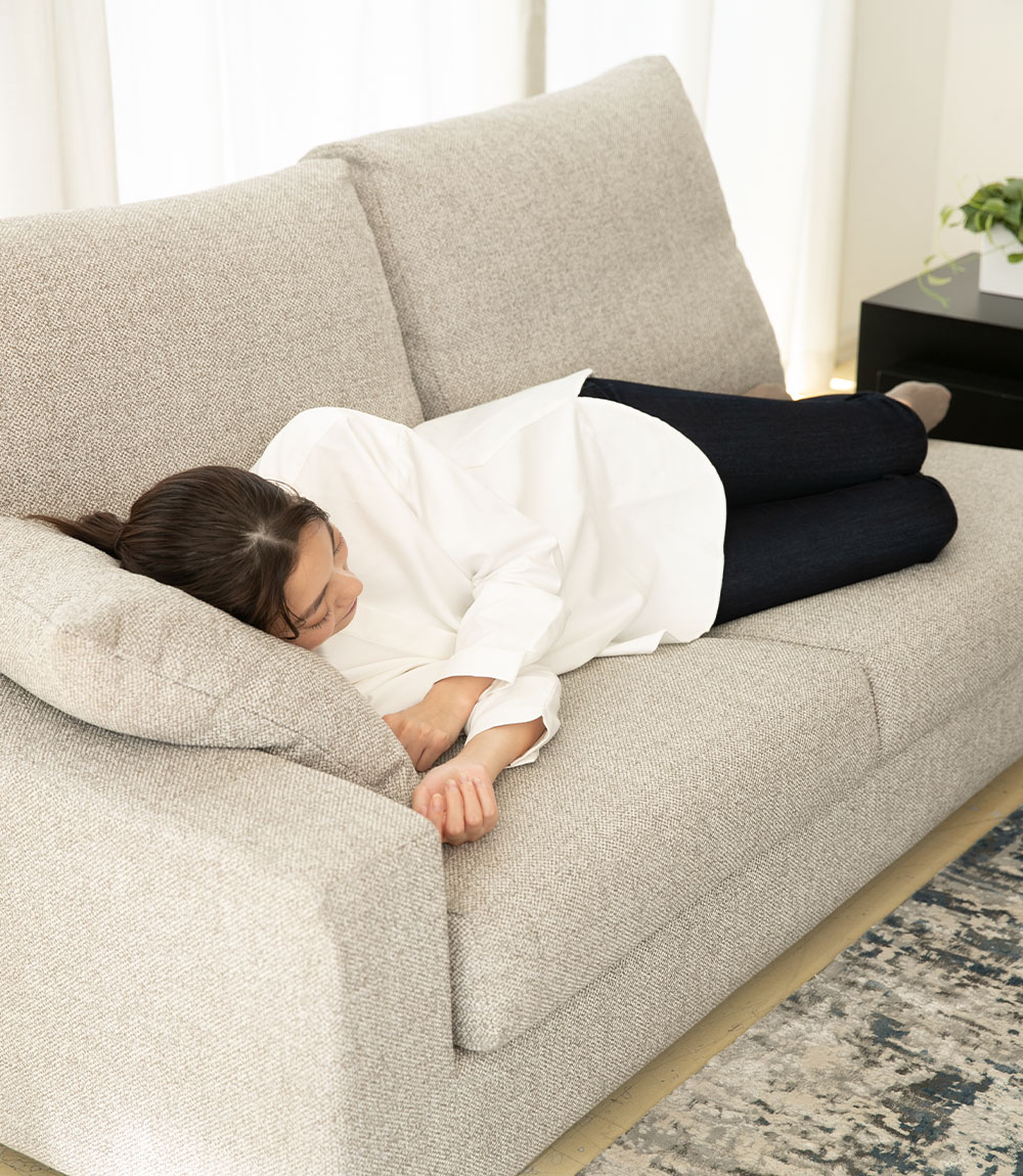 【美品】NOYESソファ スモール3人掛け ヘッドレスト付き ヘッドレストで快適に 背もたれの高さで変わる心地｜NOYES