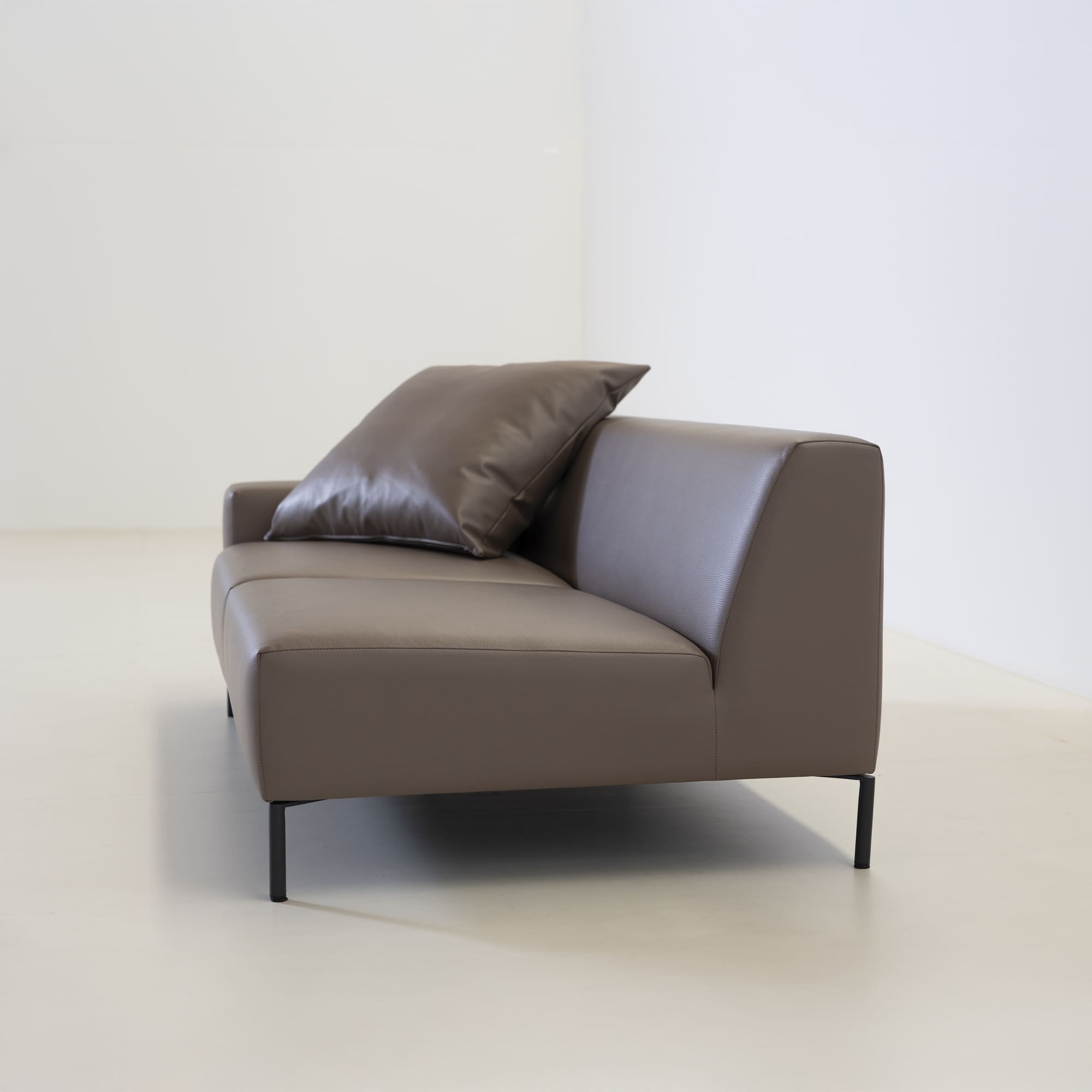 工場再整備ソファ「Bass 3人掛け」 | 国産ソファブランド NOYES