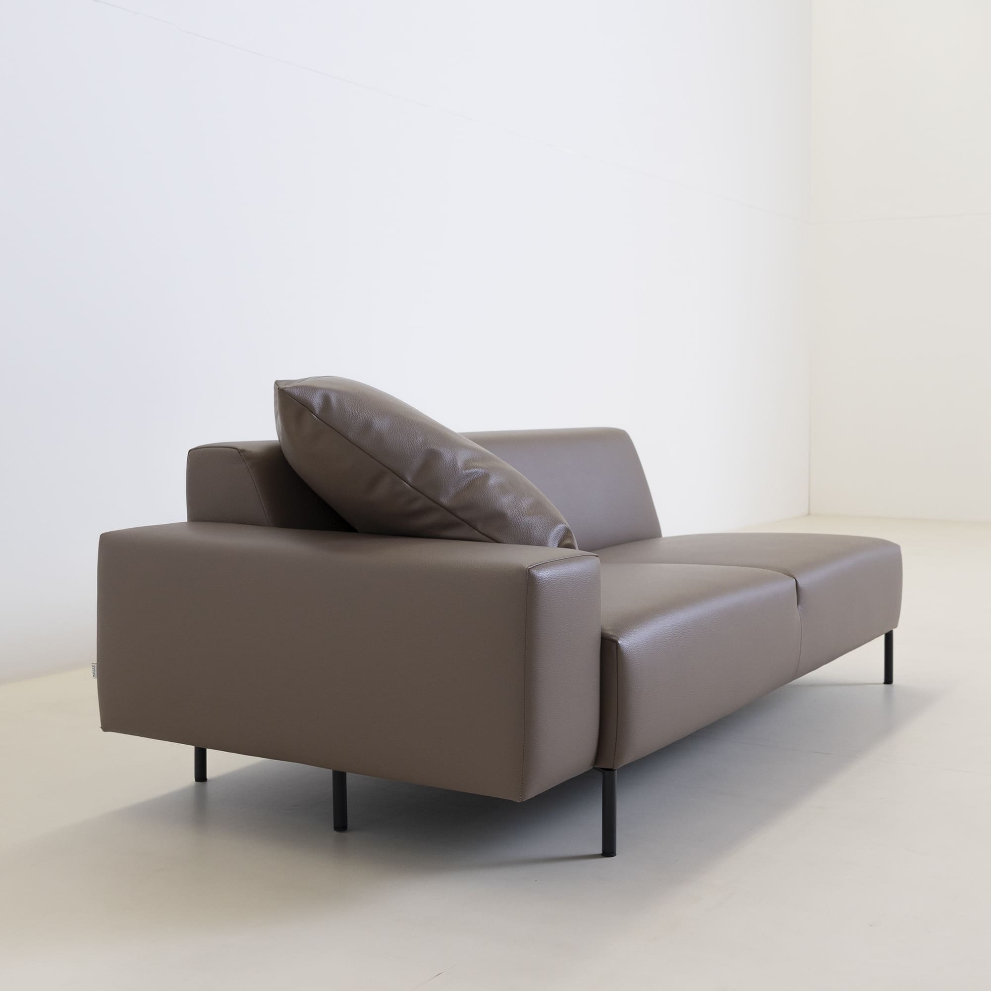 工場再整備ソファ「Bass 3人掛け」 | 国産ソファブランド NOYES