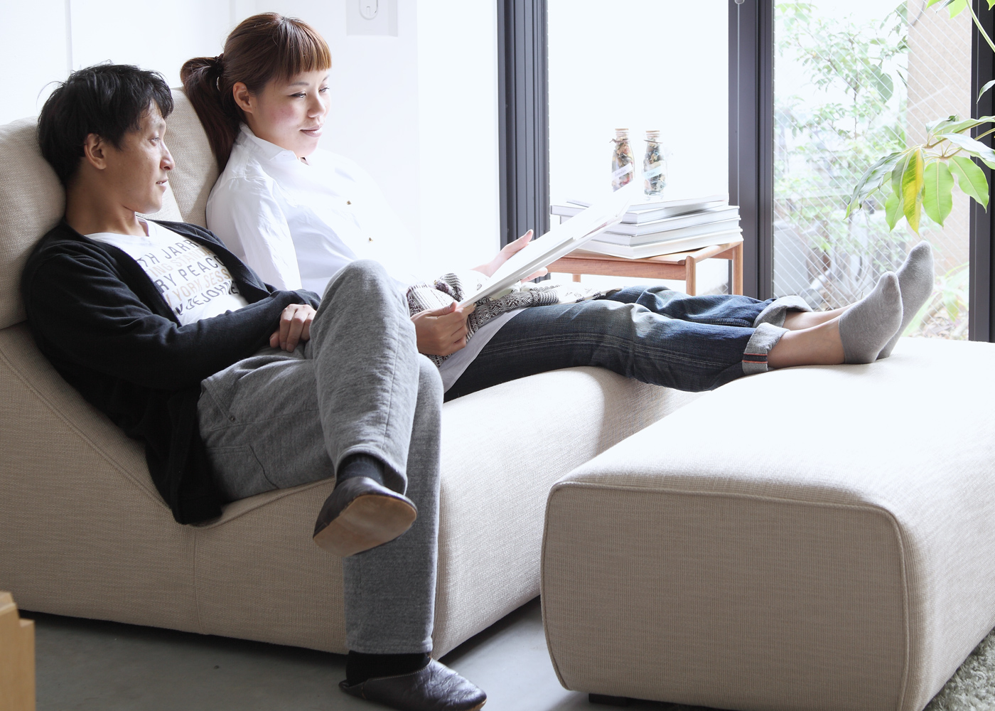 映画鑑賞にピッタリのソファ「Relaxed Sofa 2人掛けロングオットマン 